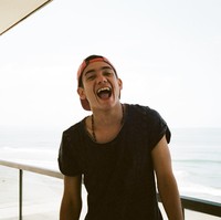 Pakai kaos oblong dengan celana pendek tetap membuat Adipati terlihat ganteng. Mungkin karena gayanya yang santai tersebut membuat pria yang hobi fotografi itu tampak awet muda. Foto: dok. Instagram