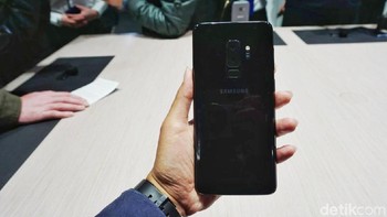 Kamera belakang di kedua ponsel ini mempunyai bukaan diafragma yang bisa diubah pengaturannya, yaitu antara bukaan f/1,5 dan f/2,4.  Kamera Foto: Rachmatunnisa/detikINET