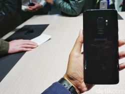 Menggenggam Galaxy S9 dan S9+ yang Menawan