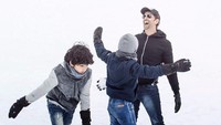 Kesibukan di dunia hiburan tidak menghalangi aktor Bollywood Hrithik Roshan untuk menikmati liburan. Misalnya, bermain salju di Rhone-Alpes, Prancis (hrithikroshan/Instagram)