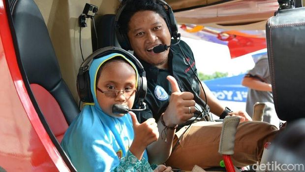 Cintya Larasati mendapat kesempatan Joy Flight dengan pesawat TNI AU. 