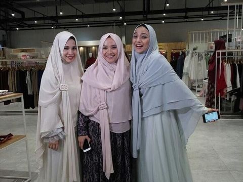 Inovatif, Khimar Instan Ini Bisa Berganti Gaya Hingga 20 Tampilan