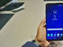 Menggenggam Galaxy S9 dan S9+ yang Menawan