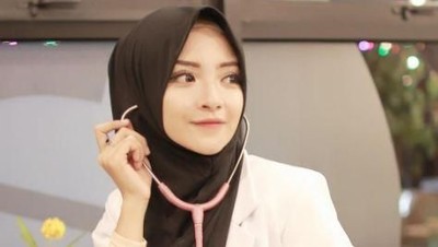 10 Gaya Hijab Dokter Cantik yang Populer di Instagram