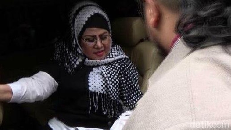 Elvy Sukaesih Penuhi Panggilan Polisi soal Kasus Narkoba Dhawiya Elvy Sukaesih Penuhi Panggilan Polisi soal Kasus Narkoba Dhawiya