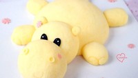 Wah ada Hippo cantik yang sedang tiduran. Kue ini ternyata punya rasa lemon yang segar. Tidak tega memakannya ya? Foto: @susanne.decochiffon