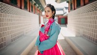 Tampilan Pevita yang mengenakan hanbok pun semakin sempurna dengan latar belakangnya. Sepertinya lokasi pengambilan foto Pevita bertempat di Bukchon Hanok Village, Seoul (pevpearce/Instagram)