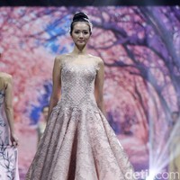 Fashion show Misan Kopaka menampilkan koleksi busana yang bertemakan Mystical Spring Secret’ di Holiday Inn, Kemayoran, Jakarta, Jumat (23/2/2018). (Foto: Mohammad Abduh/Wolipop)