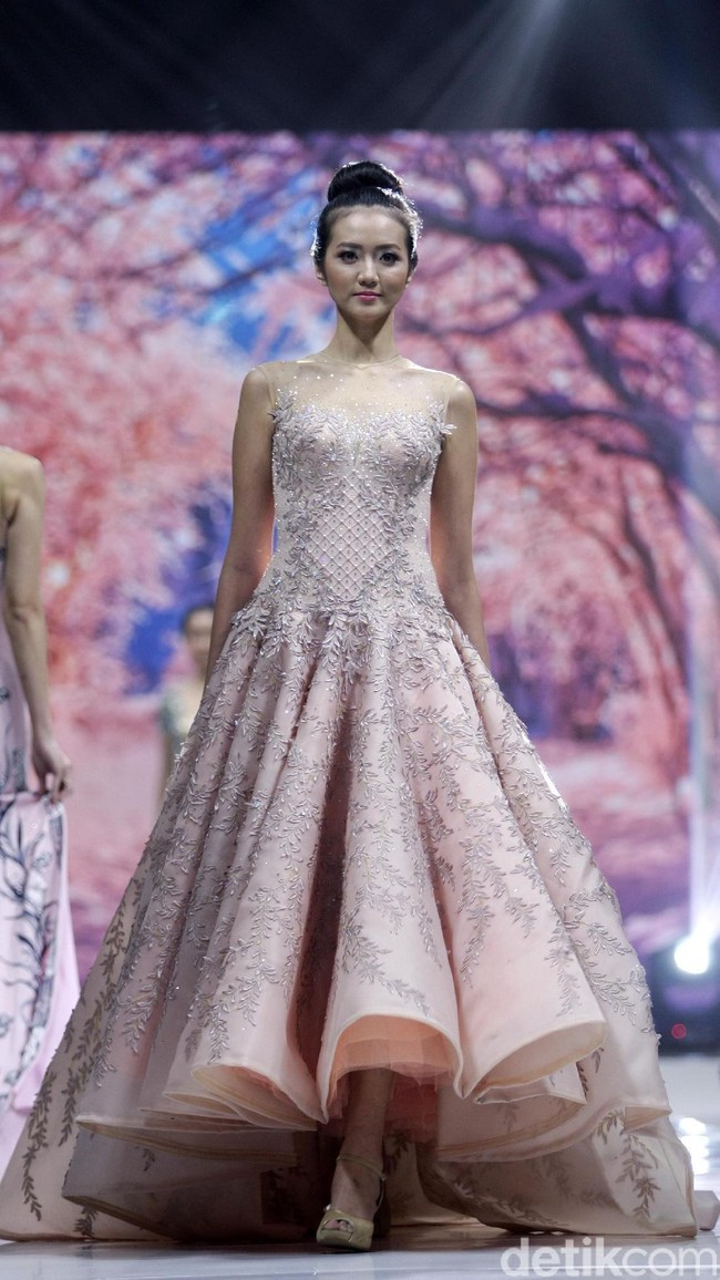 Fashion show Misan Kopaka menampilkan koleksi busana yang bertemakan Mystical Spring Secret’ di Holiday Inn, Kemayoran, Jakarta, Jumat (23/2/2018). (Foto: Mohammad Abduh/Wolipop)