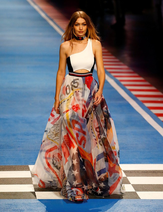 Gigi Hadid tampil terakhir sebagai penutup fashion show, berbalut crop top asimetris yang dipadu rok maksi berpotongan A-line. Foto: Reuters