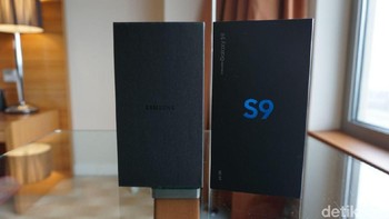 Samsung S9 dikemas dalam kotak berwarna hitam, sama seperti ponsel-ponsel flagship Samsung sebelumnya. (Foto: detikINET/Rachmatunnisa)
