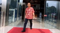 Cipto Wiyono keluar gedung KPK usai diperiksa sebagai saksi kasus dugaan suap pembahasan APBD Perubahan Pemerintah Kota Malang tahun anggaran 2015.
