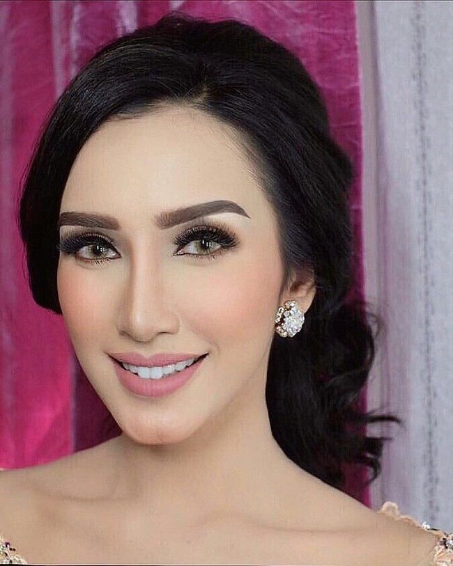 Tampil dengan riasan makeup flawless dan perona bibir pink, Jeyskia pun tampak menawan Foto: Instagram