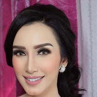 Tampil dengan riasan makeup flawless dan perona bibir pink, Jeyskia pun tampak menawan Foto: Instagram