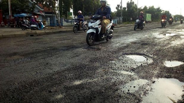 Jalan poros di Lamongan yang rusak
