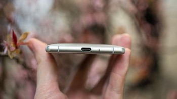 Sony Xperia XZ2 dan Xperia XZ2 Compact dibekali fitur tahan air berkat sertifikasi IP65/IP68. (Foto: cnet)