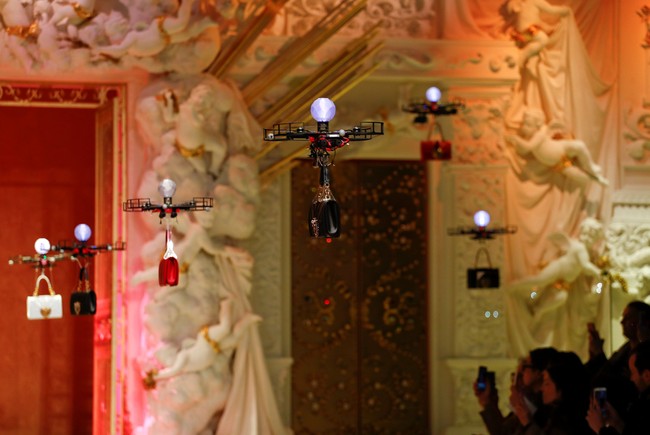 Bak model, drone tersebut menenteng koleksi handbag terbaru rancangan duo desainer Domenico Dolce dan Stefano Gabbana. (Foto: REUTERS/Tony Gentile)