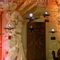 Bak model, drone tersebut menenteng koleksi handbag terbaru rancangan duo desainer Domenico Dolce dan Stefano Gabbana. (Foto: REUTERS/Tony Gentile)