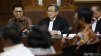 Seperti biasa dalam sidang kali ini Novanto juga terlihat tertawa lepas.