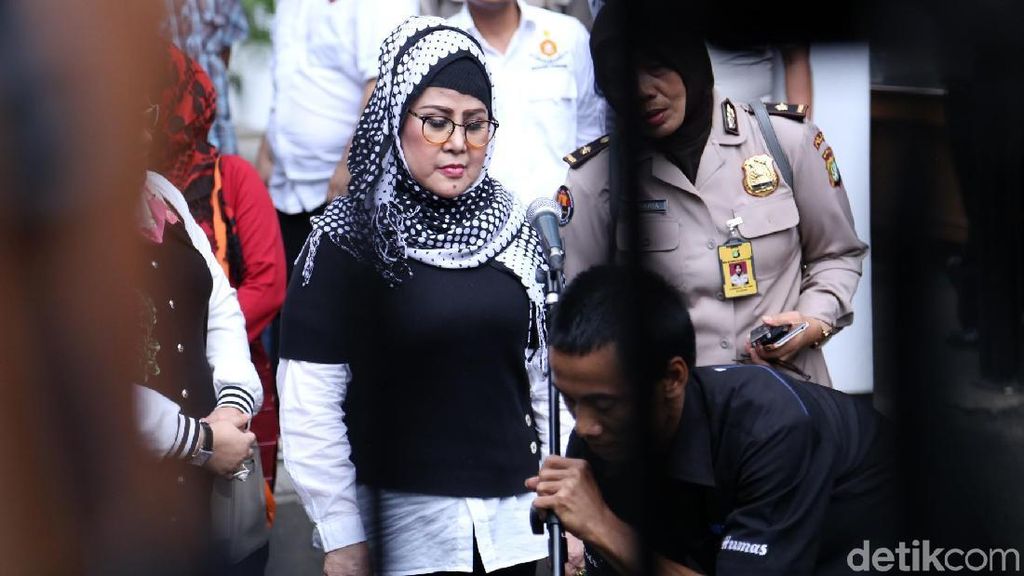 Ngamuk, Haedar Anak Elvy Sukaesih Pernah Masuk Rumah Sakit Jiwa Ngamuk, Haedar Anak Elvy Sukaesih Pernah Masuk Rumah Sakit Jiwa