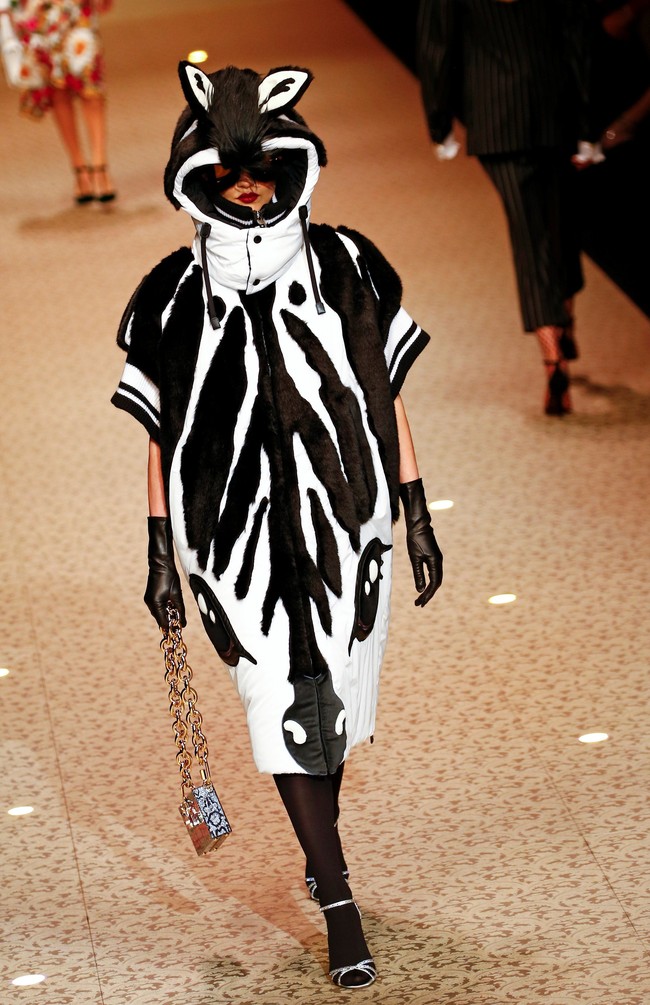 Dolce & Gabbana juga menghadirkan coat bermotif bulu zebra lengkap dengan penutup kepala berbentuk kepala zebra. (Foto: REUTERS/Tony Gentile)