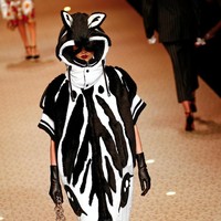 Dolce & Gabbana juga menghadirkan coat bermotif bulu zebra lengkap dengan penutup kepala berbentuk kepala zebra. (Foto: REUTERS/Tony Gentile)