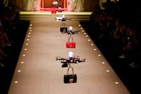 Hanya di Catwalk Dolce & Gabbana, Tas Diperagakan dengan Drone