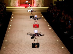 Hanya di Catwalk Dolce & Gabbana, Tas Diperagakan dengan Drone