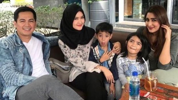 Tommy Kurniawan Tommy Kurniawan dan istri serta mantan istrinya.