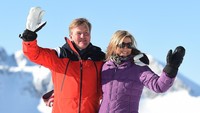 Salah satu pose Raja Willem-Alexander dan Ratu Maxima sambil melambaikan tangan.
