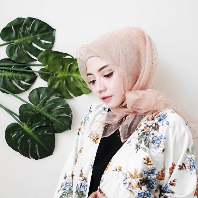 Linggar Utami juga kerap memilih hijab segi empat yang simple. Untuk acara spesial, ia memilih hijab berbahan linen ruby yang banyak dipakai oleh selebgram hijab lainnya. Foto: Instagram