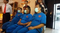 Tiga orang tersebut adalah Komisioner KPU Garut Ade Sudrajat, Ketua Panwaslu Garut Heri Hasan Basri, dan Didin Wahudin (seorang tim sukses calon independen). (Foto: Dony Indra Ramadhan/detikcom)
