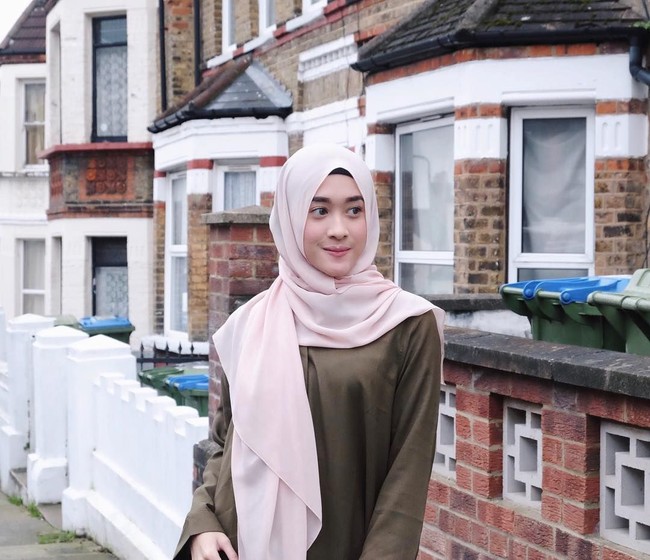 Sosok Raudha berhasil menarik perhatian dengan penampilannya yang begitu anggun. (Foto: Instagram)