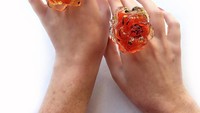 Seperti cincin batu kristal, kan? Padahal ini permen yang pastinya bisa dimakan! Semuanya dibuat langsung oleh Maayan Zilberman. Foto: Instagram @maayan.zilberman