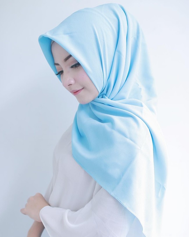 Kini, Linggar Utami sudah punya sekitar 20 ribu pengikut di Instagram. Ia pun sering diundang ke berbagai acara fesyen dan kecantikan, bahkan pernah menjadi brand ambassador sebuah produk sepatu. Foto: Instagram