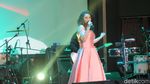 Aksi Panggung Wizzy di Atas Panggung