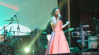 Ia mengenakan busana berwarna pink, Wizzy pun terlihat cantik. Foto: Febriyan tino