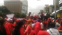 Begitu pula di massa pro Ahok. Mari kita dukung PK Ahok agar dikabulkam oleh PN Jakut. Jangan Pernah berhenti, jangan pernah lelah mendukung Bapak Ahok. Ahok tidak bersalah! Ahok tidak bersalah! kata orator massa pro Ahok di atas mobil komando.