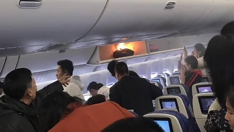 Detik-detik Powerbank Terbakar di Kabin Pesawat Maskapai China Detik-detik Powerbank Terbakar di Kabin Pesawat Maskapai China