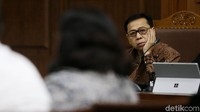 Dalam BAP Elza yang dibacakan hakim, disebutkan adanya pertemuan antara Miryam dan Novanto serta beberapa anggota DPR lainnya, yaitu Chairuman Harahap, Akbar Faizal, Djamal Aziz, dan Markus Nari. Pertemuan tersebut terjadi sebelum sidang perdana perkara korupsi proyek e-KTP dengan terdakwa saat itu Irman dan Sugiharto.