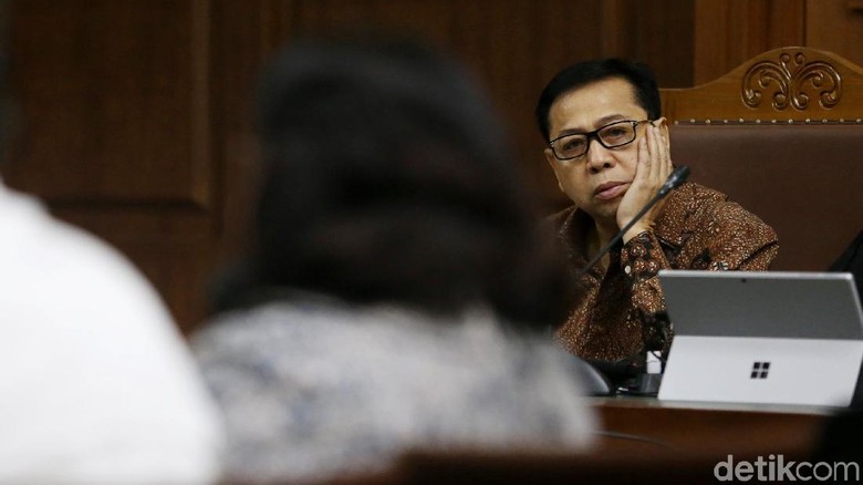 Setya Novanto Akui Ponakannya Bagi-bagi Duit e-KTP Setya Novanto Akui Ponakannya Bagi-bagi Duit e-KTP