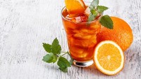 Hayo siapa doyan lemon tea? Bukan cuma lemon, es teh enak dipadukan jenis jeruk lain seperti navel atau jeruk nipis. Cuci bersih lalu potong atau iris kecil. Campurkan ke dalam es teh manis bersama dengan jusnya. Foto: iStock