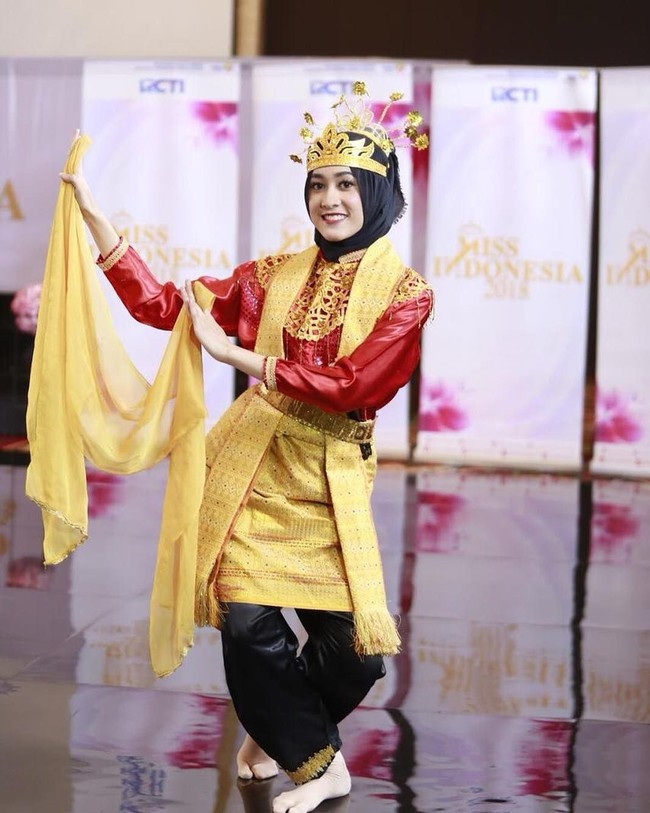 Saat talent show Miss Indonesia 2018, perempuan 20 tahun ini sempat memamerkan kebolehannya menari Saman. (Foto: Instagram)
