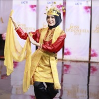 Saat talent show Miss Indonesia 2018, perempuan 20 tahun ini sempat memamerkan kebolehannya menari Saman. (Foto: Instagram)