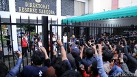 Tiga jam berselang ia pun keluar untuk memberikan pernyataan kepada awak media. Hanif Hawari/detikHOT.