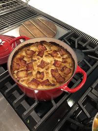 Ingin Bawa Scalloped Potatoes ke dalam Pesawat, Chrissy Teigen Deg-degan