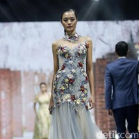 Fashion show Misan Kopaka menampilkan koleksi busana yang bertemakan Mystical Spring Secret’ di Holiday Inn, Kemayoran, Jakarta, Jumat (23/2/2018). (Foto: Mohammad Abduh/Wolipop)
