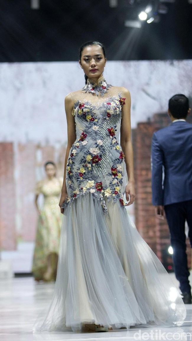 Fashion show Misan Kopaka menampilkan koleksi busana yang bertemakan Mystical Spring Secret’ di Holiday Inn, Kemayoran, Jakarta, Jumat (23/2/2018). (Foto: Mohammad Abduh/Wolipop)