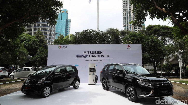 Mitsubishi Serahkan Kendaraan Listrik Kepada Pemerintah Foto: Grandyos Zafna Mitsubishi Serahkan Kendaraan Listrik Kepada Pemerintah Foto: Grandyos Zafna