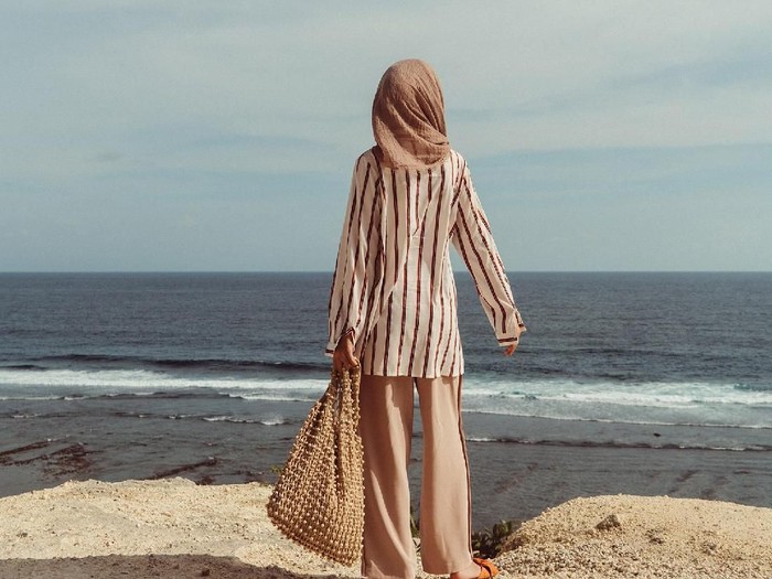 6 Tips Menarik Padu Padan Hijab ke Pantai yang Simple Ala 